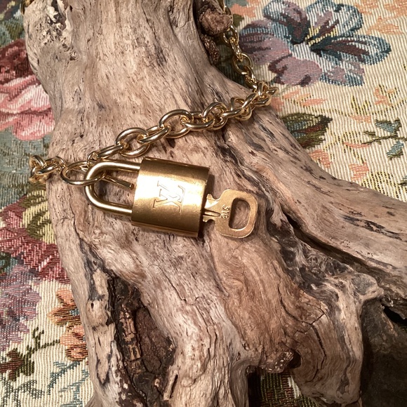 EUC LV Lock & Key #318 with Chunky Gold Chain Necklace - Picture 4 of 6